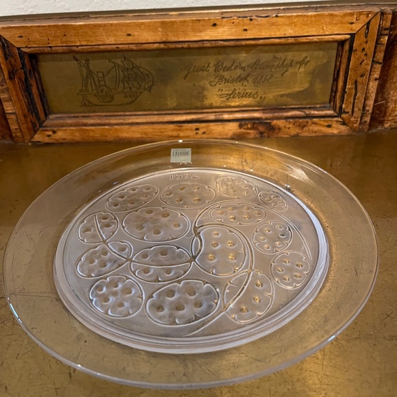 1974 Annual Plate by Lalique Cristal, SILVER PENNIES/SOUS D’ ARGENT - Picture 8 of 12